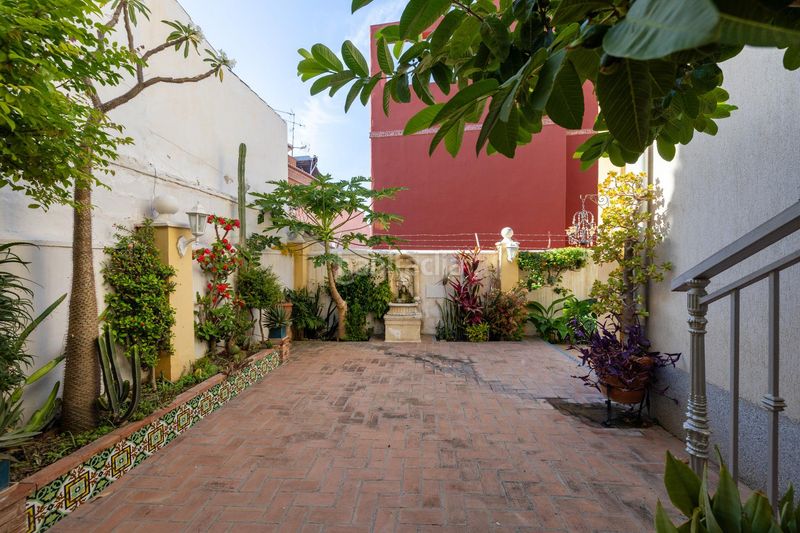 Foto b749190b-31d2-492b-b731-1d768552bfca. Casa adosada espectacular vivienda pareada con jardín, terraza 360º y garaje en zona residencial céntrica en Motril