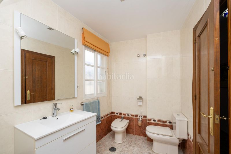 Foto bc8a885b-deff-448f-bc01-83fc36486970. Casa adosada espectacular vivienda pareada con jardín, terraza 360º y garaje en zona residencial céntrica en Motril
