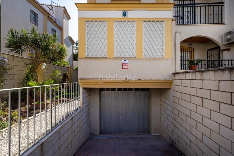 Foto c1b59d6b-c516-4ab4-9448-2fb9c233df2c. Casa adosada espectacular vivienda pareada con jardín, terraza 360º y garaje en zona residencial céntrica en Motril