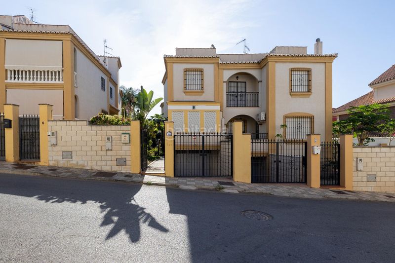 Foto c86a3534-ae40-4e85-8ec9-5f0b2a53adda. Casa adosada espectacular vivienda pareada con jardín, terraza 360º y garaje en zona residencial céntrica en Motril