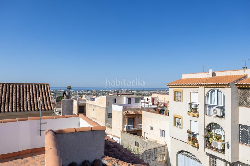 Foto c99dd650-5027-4383-a217-b35607312c4b. Casa adosada espectacular vivienda pareada con jardín, terraza 360º y garaje en zona residencial céntrica en Motril