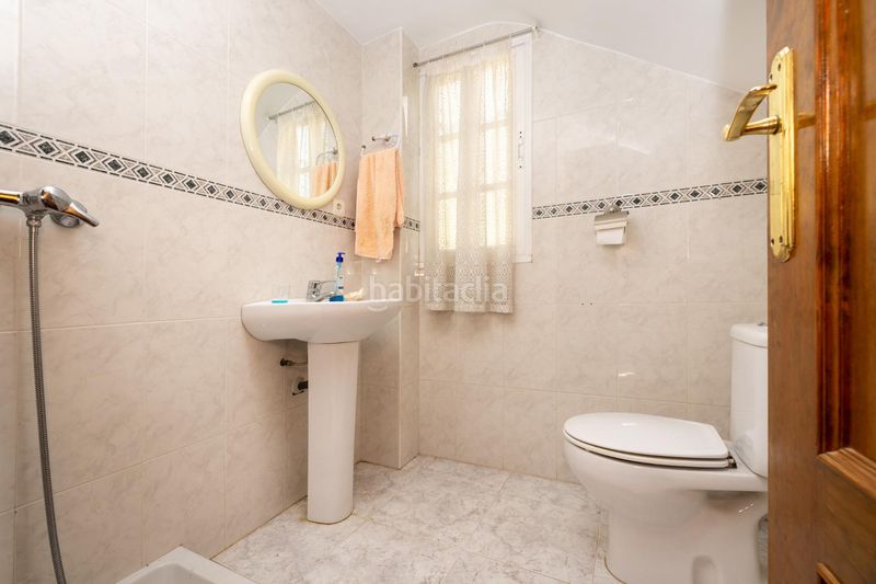 Foto cb83a0b8-9824-4a26-b4e1-22ab2d0a691d. Casa adosada espectacular vivienda pareada con jardín, terraza 360º y garaje en zona residencial céntrica en Motril