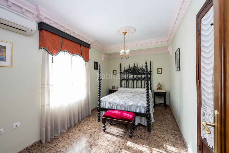 Foto cb94646b-2351-4e9e-a1c7-e68b557fdc95. Casa adosada espectacular vivienda pareada con jardín, terraza 360º y garaje en zona residencial céntrica en Motril