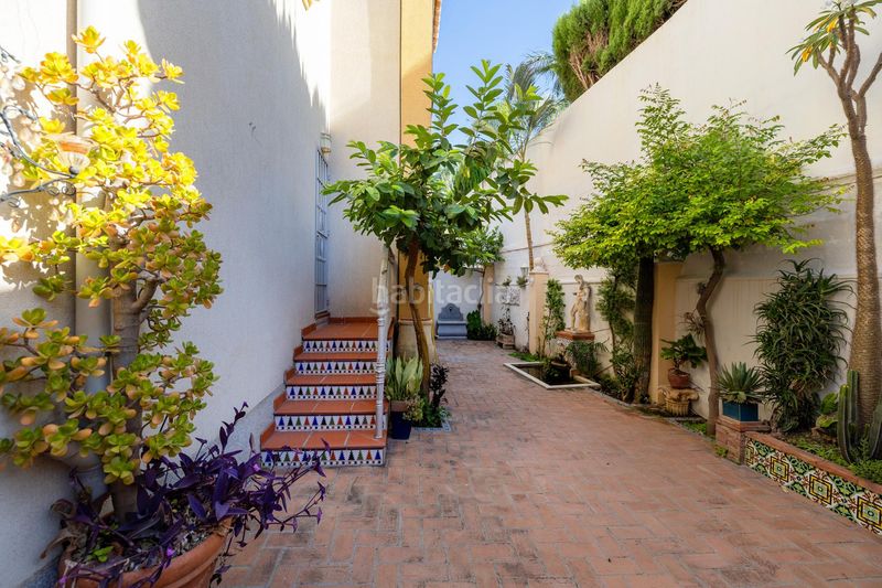 Foto d0ae49db-4397-4945-8ba0-97712e1c3e3e. Casa adosada espectacular vivienda pareada con jardín, terraza 360º y garaje en zona residencial céntrica en Motril