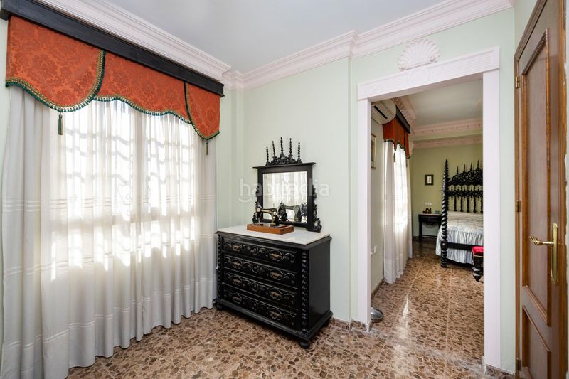 Foto d0b8d405-8827-433b-86d5-45f087a9e941. Casa adosada espectacular vivienda pareada con jardín, terraza 360º y garaje en zona residencial céntrica en Motril