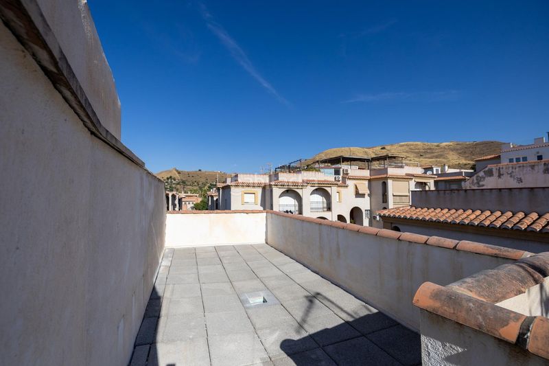 Foto de466b72-a09e-47ef-a16b-603c9eb8892e. Casa adosada espectacular vivienda pareada con jardín, terraza 360º y garaje en zona residencial céntrica en Motril