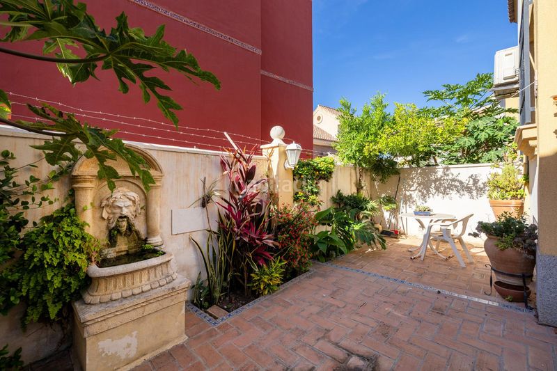 Foto e7dcb604-dad5-434d-b9e9-7e48c4a3a46b. Casa adosada espectacular vivienda pareada con jardín, terraza 360º y garaje en zona residencial céntrica en Motril