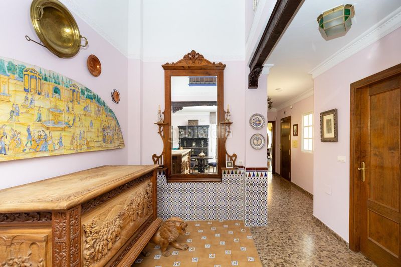 Foto e8e6c58c-214f-4fb2-a77d-f1ff87b587a6. Casa adosada espectacular vivienda pareada con jardín, terraza 360º y garaje en zona residencial céntrica en Motril