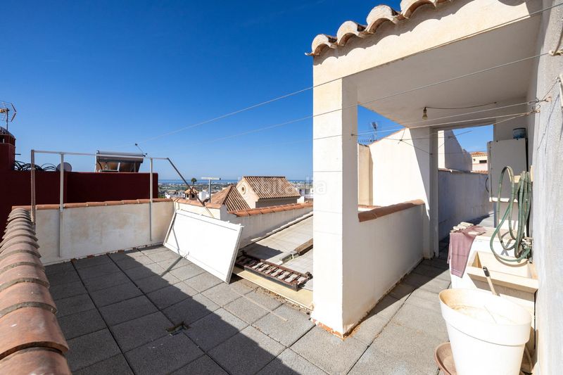 Foto eabeb3be-61f0-4fd0-ac10-b76cc7d4d2ce. Casa adosada espectacular vivienda pareada con jardín, terraza 360º y garaje en zona residencial céntrica en Motril