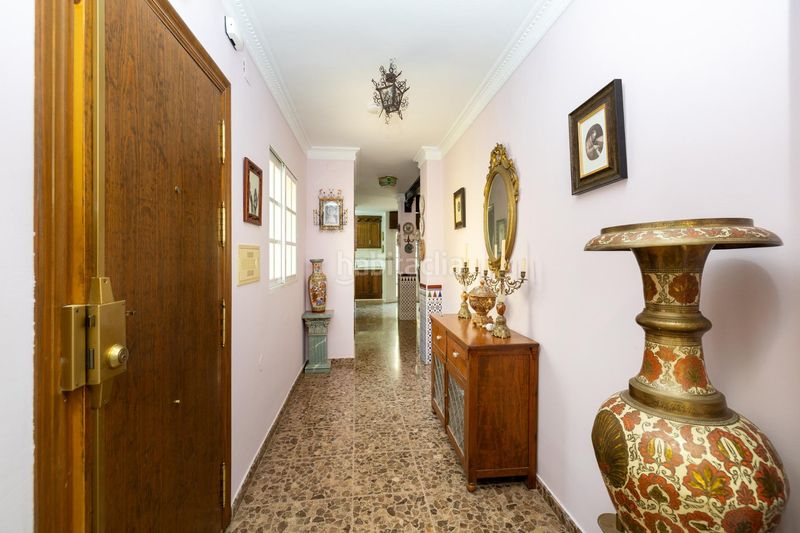 Foto eacc4d32-3a49-413f-a7e7-c8ad6cf0ac04. Casa adosada espectacular vivienda pareada con jardín, terraza 360º y garaje en zona residencial céntrica en Motril