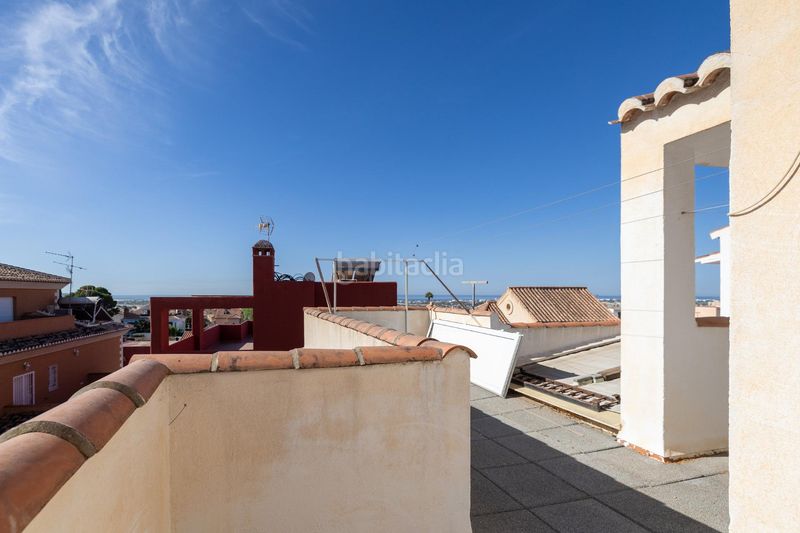Foto f9c4c79b-d1fa-4799-b0c5-dcb192d64d9a. Casa adosada espectacular vivienda pareada con jardín, terraza 360º y garaje en zona residencial céntrica en Motril