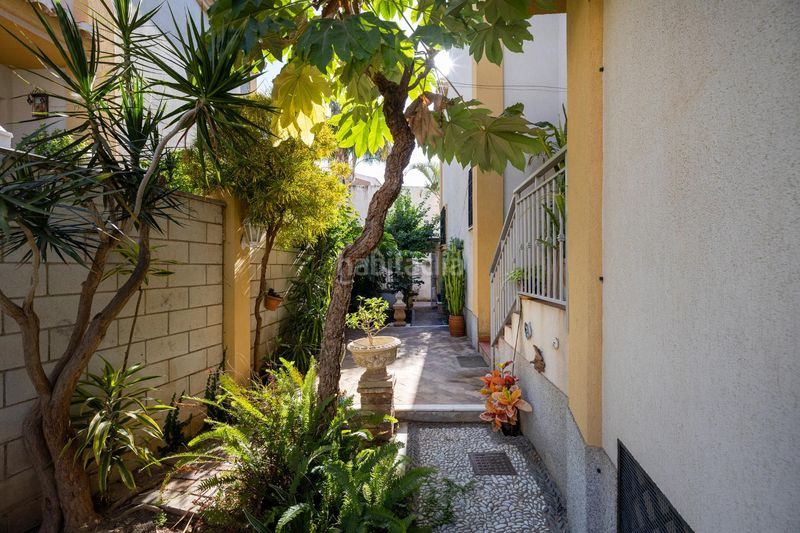 Foto fd1b339f-f0e4-4953-a10f-0f43fa5539d7. Casa adosada espectacular vivienda pareada con jardín, terraza 360º y garaje en zona residencial céntrica en Motril