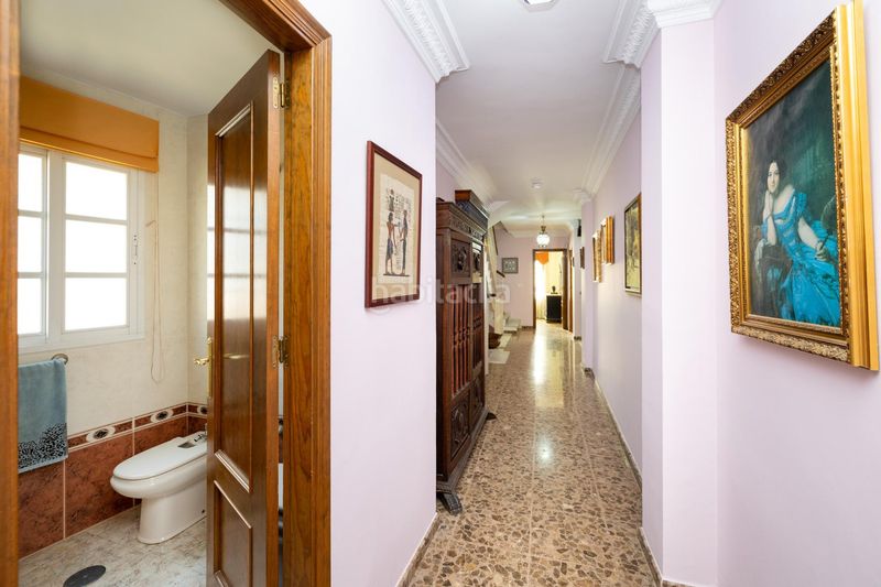 Foto fda4dee5-a9f1-4a2b-a654-e92d12b2611c. Casa adosada espectacular vivienda pareada con jardín, terraza 360º y garaje en zona residencial céntrica en Motril