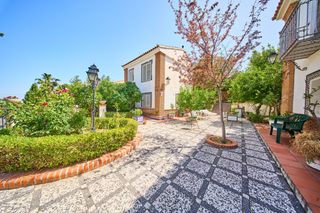 Chalet  Calle borgoña 27 y 29, otura, granada. Dos chalets independientes compartiendo parcela de 1100 m2, con