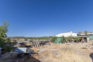 Finca rústica en Calle de suelo urbano industrial 12. Terreno rústico de 1.300 m2 en pinos puente  con caseta de mader