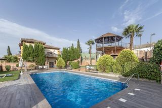 Casa adossada  Calle ramon j.sender 1. Pareado en esquina en la zubia con piscina comunitaria!!!