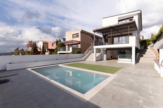 Chalet in Barrio de la Vega. Chalet independiente con piscina y espectaculares vistas a grana