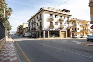 Aparcament cotxe a Albolote. Visite nuestra web www.inmobiliarianaveros.com