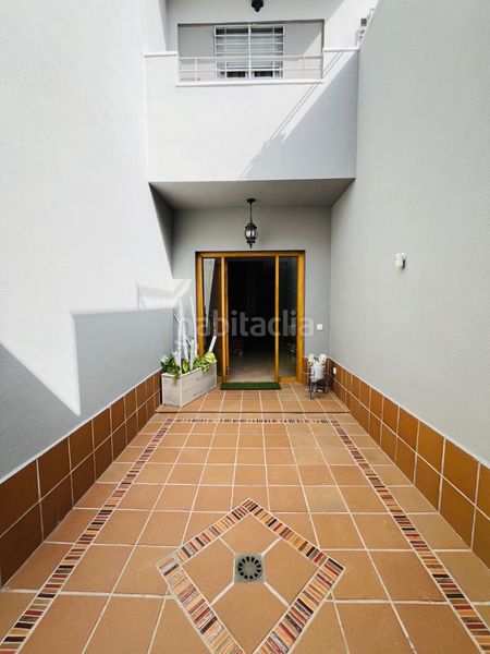 Foto dd2ef56d-04a5-46e1-9a35-5cb34edee4c5. Casa adossada a calle balcones del romeral 131 a Vélez - Málaga