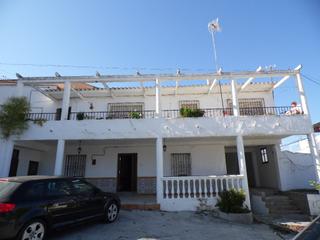 Finca rústica a Benamocarra. Terreno urbano con una doble villa en benamocarra