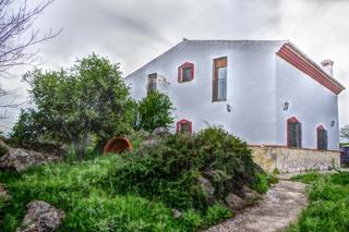 Masia a Alcaucín. Casa de campo independiente con buen acceso y muy buenas vistas.