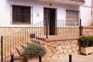 Masia a Periana. Interesante casa de pueblo en periana