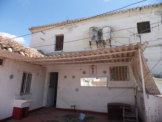 Masia a Norte - Barrio del Pilar - El Reñidero. Amplia casa para reformar cerca del centro de vélez málaga