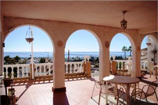 Xalet a Caleta de Velez. Chalet independiente en caleta de vélez con apartamentos.