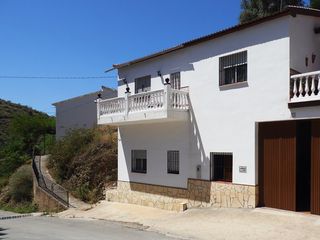 Masia a Canillas de Aceituno. Amplia casa de campo y con buen acceso en canillas de aceituno