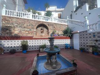 Masía en Centro Histórico. Amplia casa de pueblo con 8 plazas de garaje  en vélez málaga