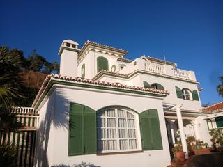 Chalet à Urbanización Santa Rosa. Impresionante villa con pista de tenis y piscina con impresionan