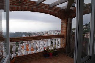 Mas à Canillas de Aceituno. Casa de pueblo con terraza, vistas panorámicas y estudio indepen