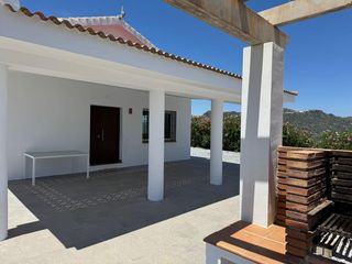 Bauernhof in Cútar. Casa de campo con piscina y amplia parcela.