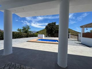 Masía en Cútar. Casa de campo con piscina y amplia parcela