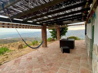 Masía en Camino Viejo de Málaga. Casa de campo con situada en una finca de aproximadamente 13.000