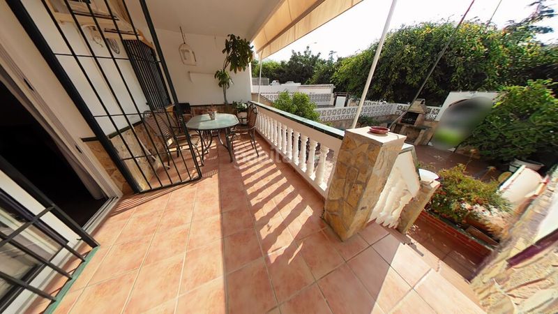 Foto 09151e80-5897-46bc-b1f6-43f6b5a5a718. Casa aparellada amb aparcament a Capistrano Nerja