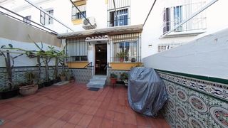 Maison jumelée à Capistrano. Casa adosada con amplia terraza, garaje y sótano en nerja