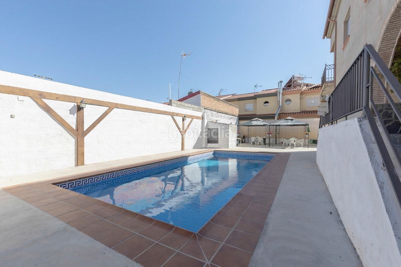 Foto f7b800a3-4352-4ae1-9cd8-a6c5820bdea3. Casa adosada magnifica unifamiliar adosada de 4 plantas en loma linda con piscina comunitaria en Ogíjares