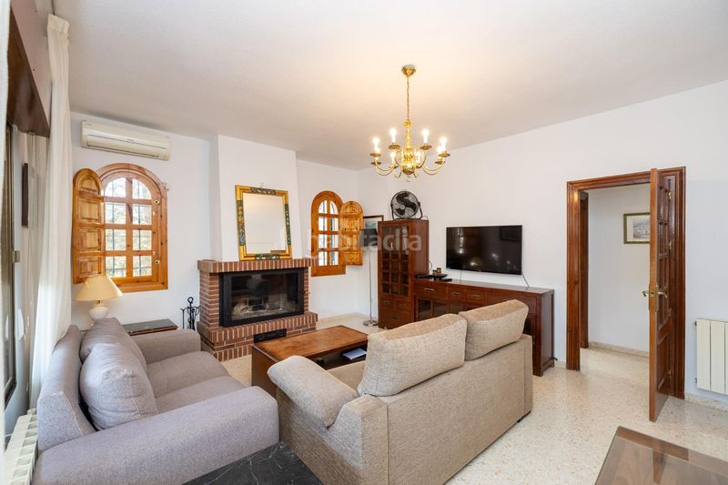 Foto 85a58b7a-4702-4ef2-92a3-1d48d8f71cc5. Chalet estupendo chalet en urbanización los alixares de otura en Villa de Otura