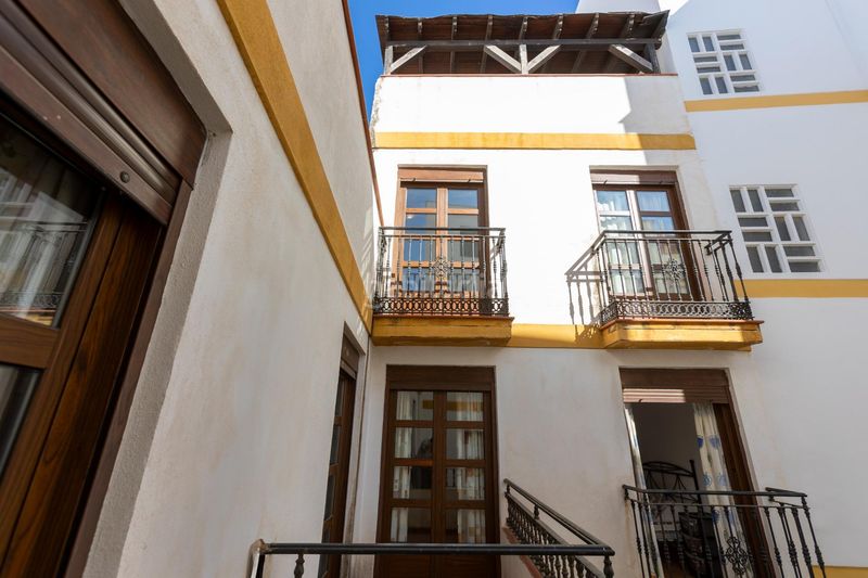 Foto f2618ae3-87db-4992-a012-67ce522946c1. Casa en calle de santa isabel 22 magnífica casa corazón 7hbt 3 baños...a 5 minutos de la playa en Almuñécar