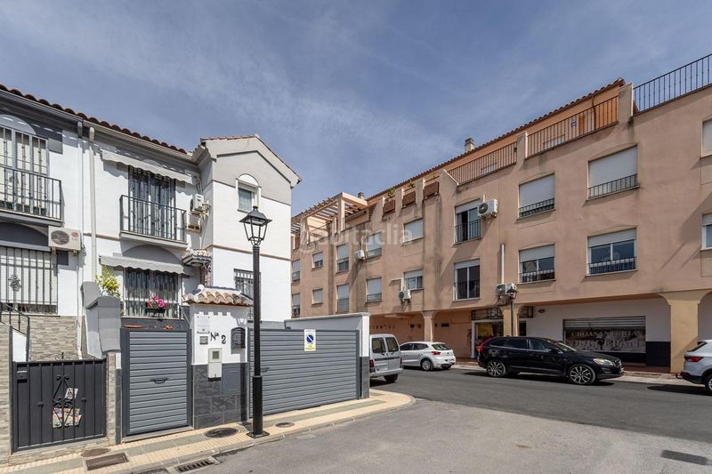 Foto e42e618e-c315-40bb-b90c-6961d0714273. Casa aparellada amb aparcament a Atarfe