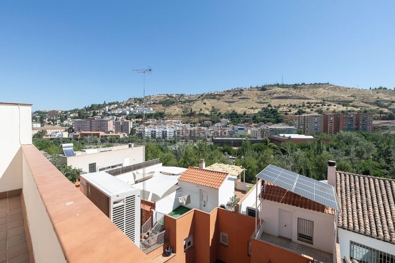 Foto 3cfee30a-89a4-43f6-8911-a82cf14ff5bd. Casa adosada en calle santo sepulcro de la quinta 26 magnífico adosado con apartamento independiente en Bola de Oro, en Granada