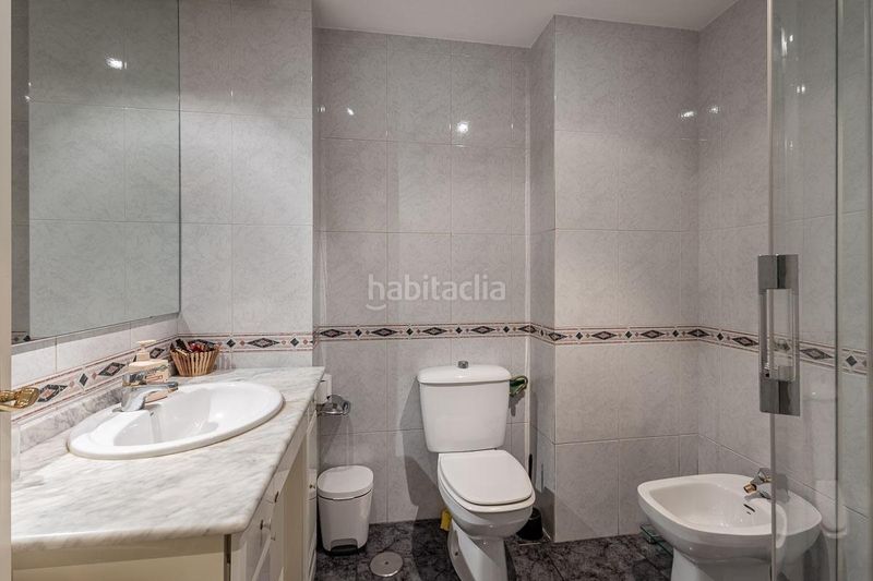 Foto a5cfba2b-e626-4b01-b75e-68f4756bb8cc. Pis amb calefacció aparcament a Cervantes Granada