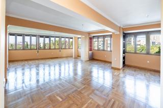 Flat  Avenida de la constitucion. Bienvenidos a tu nueva vida en pleno corazón de granada!