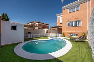 Casa aparellada  Calle mar de liguria (c.aire). Casa exclusiva en cortijo del aire