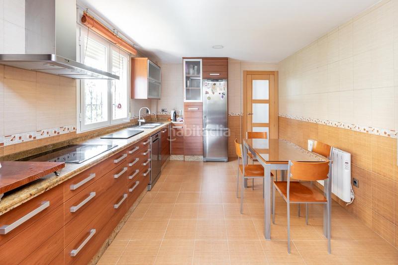 Foto b11869fb-7da8-4ed6-801b-5ab389c60ee8. Chalet estupenda vivienda en urb. los chopos de las gabias en Gabias (Las)