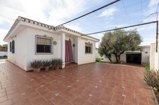 House  Carril de san miguel. Casa en planta baja con terreno en albaycín