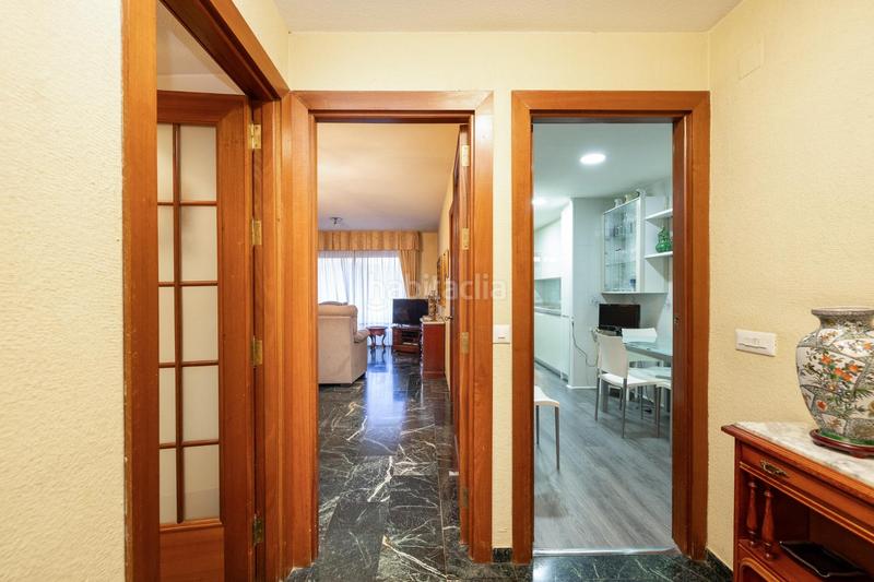 Foto e8b8febb-46db-47a6-a091-1d9f567f8c69. Piso preciosa vivienda con terraza en constitución en Granada