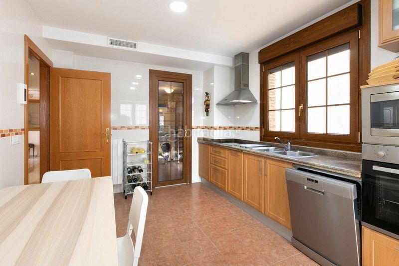 Foto c828a425-7e5c-43d0-b511-bbe3d2455395. Casa amb calefacció aparcament piscina a Huétor Vega