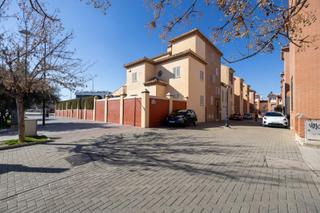 Maison jumelée à Av. F. Garcia Lorca - Nueva Estación Autobuses. Espectacular casa ubicada en el exclusivo barrio de albayda, dis